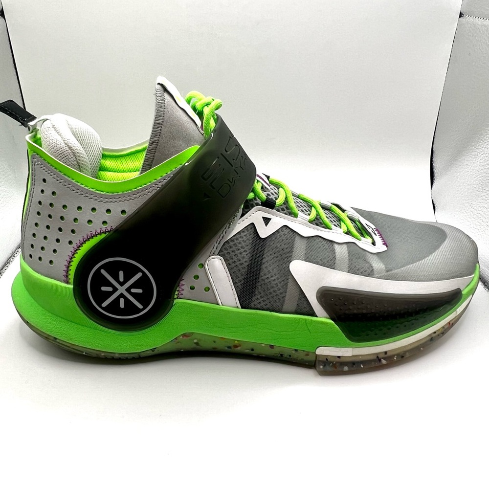 Men’s size 12 LI-NING Fission Series Wade